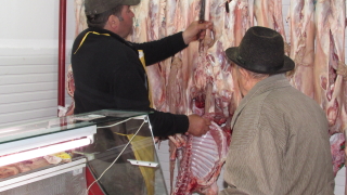 Отделят прясното от замразеното месо в магазините