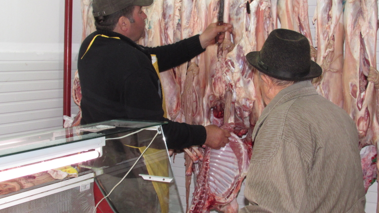 Незаконна кланица и 250 кг. месо откриха близо до Сливен
