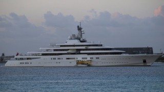 Екипаж от 20 души снабдява ежедневно мега яхтата на руския милиардер