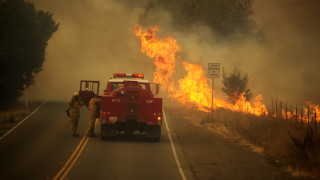 Евакуираха десетки хиляди заради пожарите в Калифорния