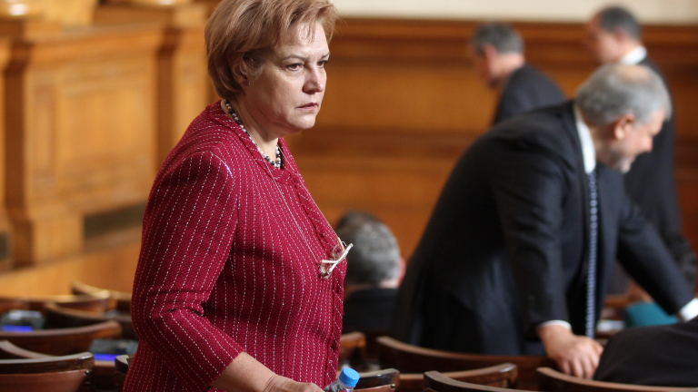 Менда Стоянова: Депутатите социалисти не искат да ремонтират храма, а да дават трибунки