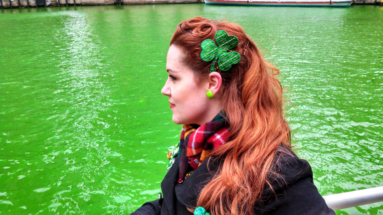 Боядисаха река в зелен цвят
