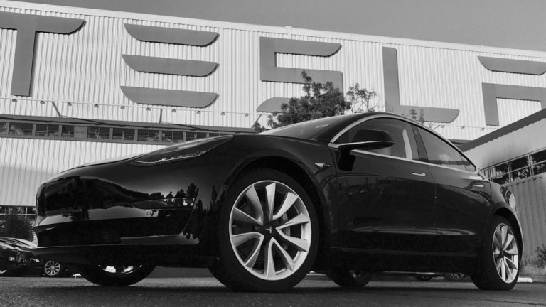 Акциите на автомобилната марка Tesla поевтиняха с 3,5% по време