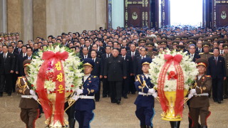 Лидерът на Северна Корея Ким Чен ун заснет да спи