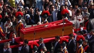 Само няколко часа след като поздрави вярващите на площад Свети Петър