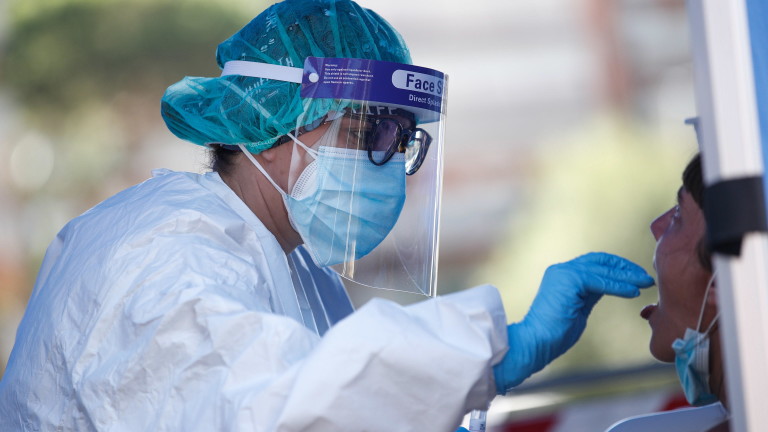 Заразените и починалите от новия коронавирус бележат спад на повечето места по света