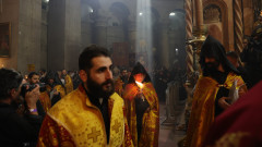 Благодатният огън се спусна в църквата "Възкресение Христово" в Йерусалим