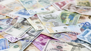 Доларът в началото на валутната търговия в четвъртък се задържа