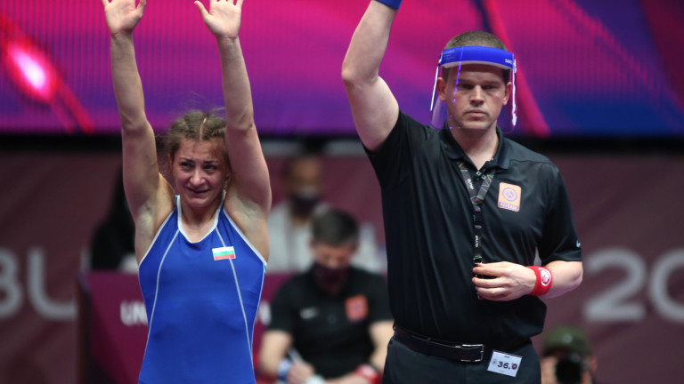 Евелина Николова записа една от най-впечатляващите победи за българските борци