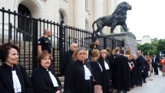 Адвокати от страната протестираха пред Съдебната палата срещу закриването на съдилища