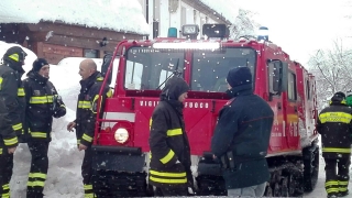 Спасиха 3 деца в затрупания от лавина хотел в Италия