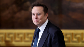 След като падна от върха на богатството Илон Мъск наля $1 милиард в Tesla