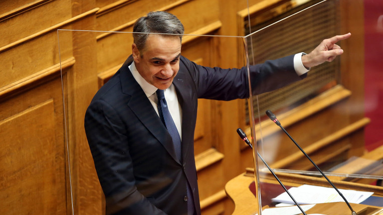 Консервативното правителство на Гърция оцеля в петък, както се очакваше,