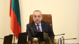 Министър председателят Гълъб Донев вицепремиерът и министър на труда и социалната