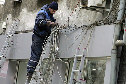 Нова евронаредба "прибира" висящите кабели от сградите