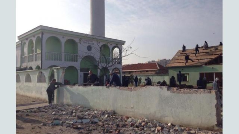 Бутат незаконни постройки край частна джамия в Пазарджик