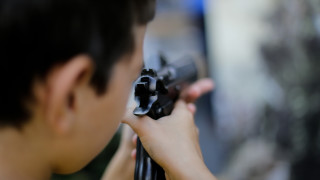 Шестгодишен ученик простреля учител при спор в класната стая в
