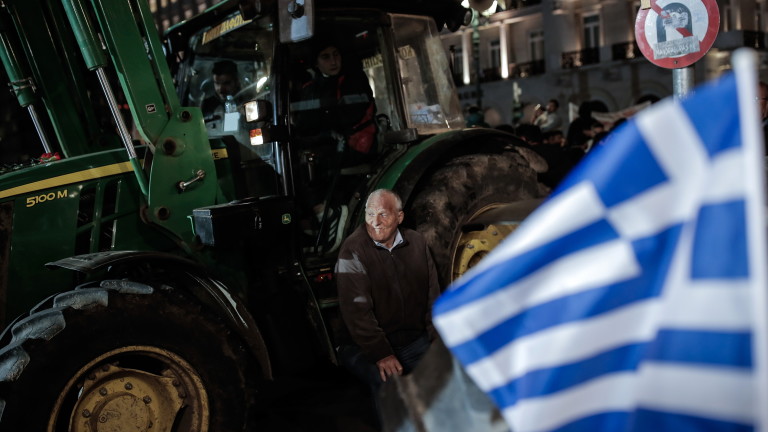Για δεύτερη μέρα Έλληνες αγρότες διαδηλώνουν με τρακτέρ μπροστά από το κοινοβούλιο