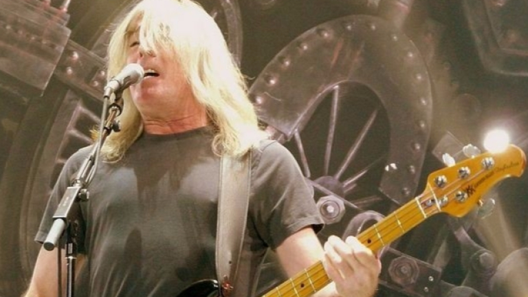 AC/DC остава без басист