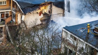 Най малко четирима души са загинали след взрива и пожара в жилищна