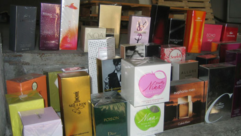 Митничари откриха 352 опаковки парфюми в товарен автомобил, превозващ по