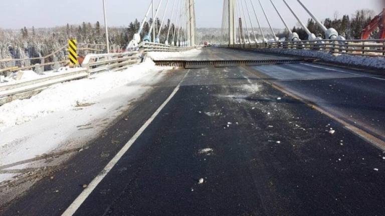Силните студове напукаха мост в Канада