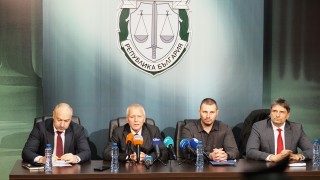 заедно с други двама полицаи са обвинени за участие в