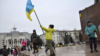 Украинският президент Володимир Зеленски посети наскоро освободения южен град Херсон