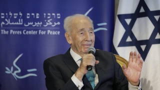 Шимон Перес се бори за живота си