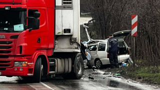 Кола и тир се удариха челно на пътя Русе-Разград, има и загинал