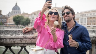 Типичната италианска мелодия се носи във въздуха Изведнъж спокойствието на