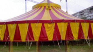Силен вятър разкъса шапитото на цирк в Сливен