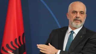 Албанският премиер Еди Рама реагира остро в Туитър след като