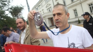 Прокуратурата отклони вниманието от КТБ със суджука, обяви Христо Иванов на протест пред НС