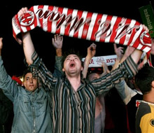 Феновете пощуряха след края мача между Милан и Ливърпул