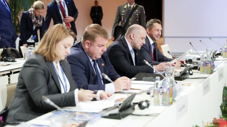 На срещата във Виена министрите на отбраната на страните-членки на