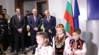 Баба Марта засия в празничния си червено бял цвят в Министерство
