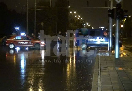 Порой наводни Пловдив, мълния предизвика пожар