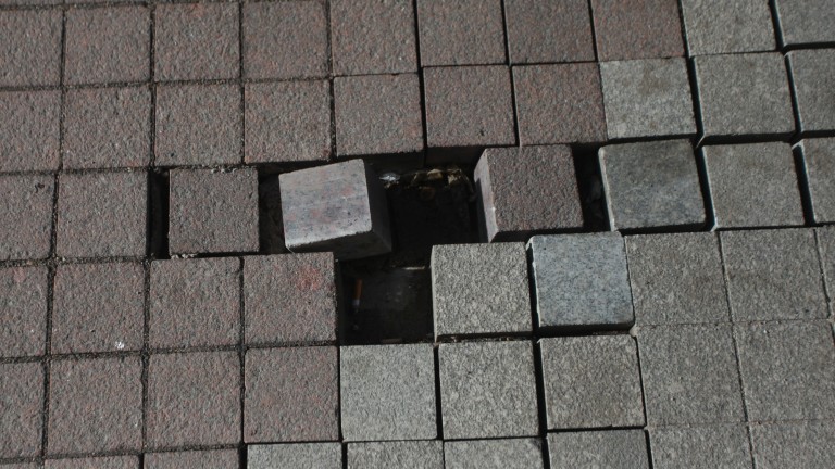 Новопостроен тротоар на улица Луда Яна в Пловдив пропадна под