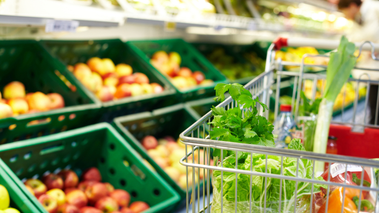 Паническото пазаруване и намалените доставки може скоро да доведат до недостиг на храна