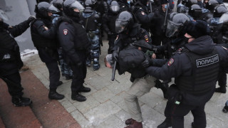 Близо 1000 души са задържани в Русия на вчерашните протести срещу войната 
