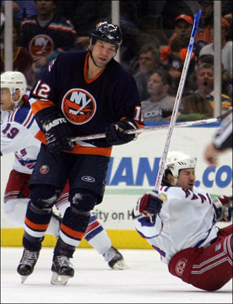 Бивш играч на Айлендърс наказан за 30 мача