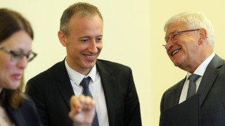 Правителството отпуска 80 млн лв за 15 увеличение на учителските