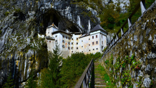 В сърцето на словенския Карст на около 11 километра от