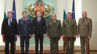 С особено удоволствие изпълнявам конституционните си правомощия да връча пагоните