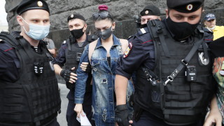 В Русия сплашват критици на Кремъл, обискират домовете им