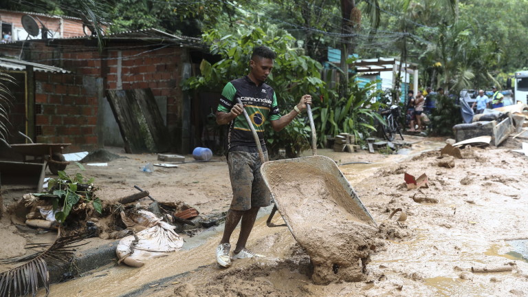 Проливни дъждове убиха най-малко 11 души в Рио де Жанейро.
