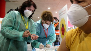 Албанският парламент гласува задължителна Covid ваксинация за всички депутати и министри