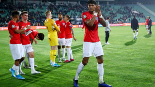 Дебютиралият за английския национален отбор футболист на Астън Вила Тайрън