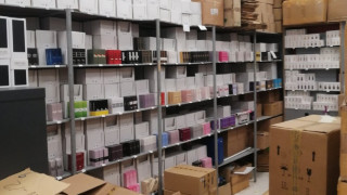 Близо 40 000 флакона с парфюми носещи отличителни знаци на